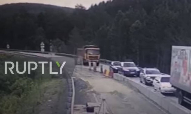 Τρομακτικό τροχαίο: Φορτηγό έπεσε πάνω σε 5 οχήματα - Δύο νεκροί (vid)