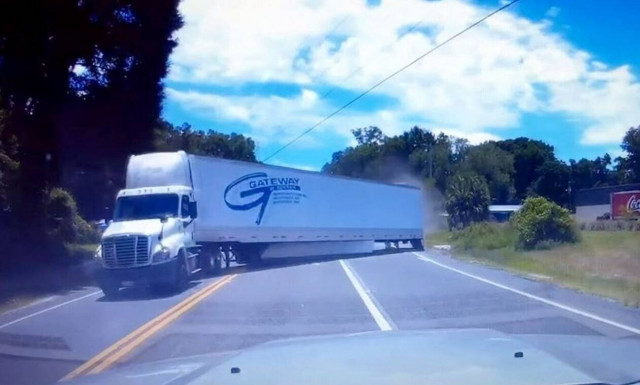 Tρομακτικό ατύχημα με εκτός ελέγχου νταλίκα (vid)