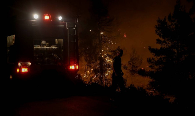Φωτιά Μαρτίνο: Δεκάδες διάσπαρτες εστίες - Σε επιφυλακή η Πυροσβεστική