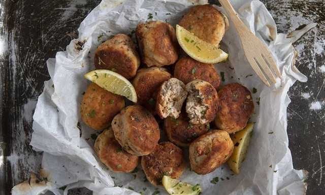 Άκης Πετρετζίκης: Σήμερα ετοιμάστε υπέροχα κεφτεδάκια γαλοπούλας