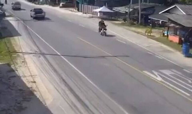 Σοκαριστικό ατύχημα με οδηγό μηχανής