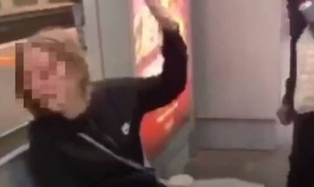 Άγριος ξυλοδαρμός 15χρονης από οχτώ κορίτσια – Σοκαριστικές εικόνες (pics)