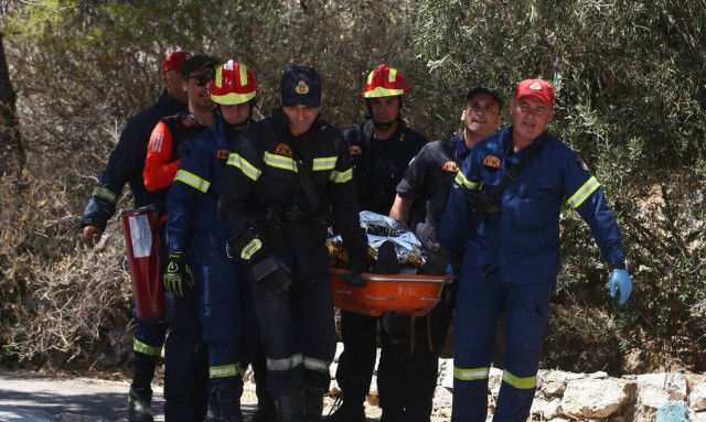 Τρία άτομα ανασύρθηκαν από φρεάτιο στο κέντρο της Αθήνας