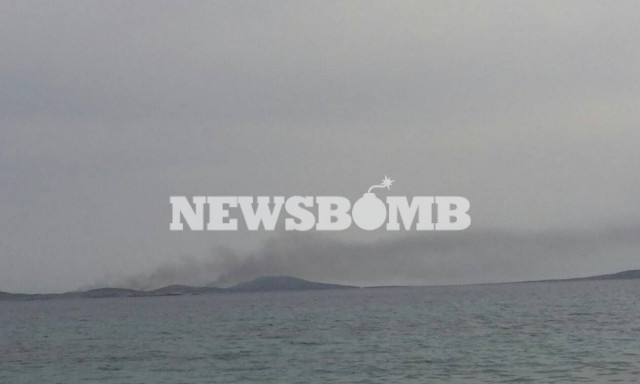 Φωτιά ΤΩΡΑ: Πυρκαγιά στο νησί Ρήνεια ανοιχτά της Μυκόνου