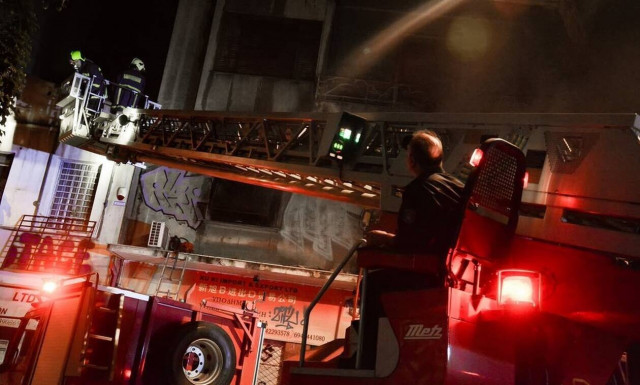 Ηράκλειο: Μεγάλη φωτιά σε κατάστημα και μάντρα αυτοκινήτων