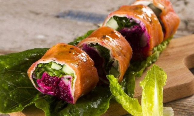 Άκης Πετρετζίκης: Σήμερα ετοιμάστε ανάποδα ρολάκια σολομού