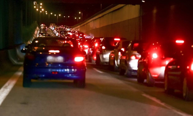 Μαγνησία: Ακινητοποιημένα οχήματα σχημάτισαν ουρές χιλιομέτρων έξω από τον Βόλο