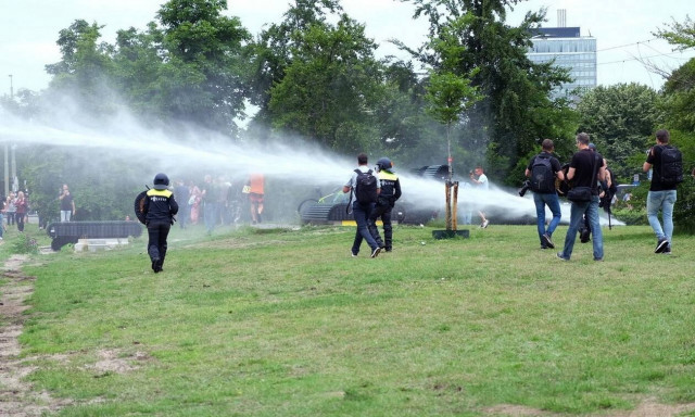 Ολλανδία: 400 συλλήψεις σε διαδήλωση κατά των μέτρων για τον κορονοϊό