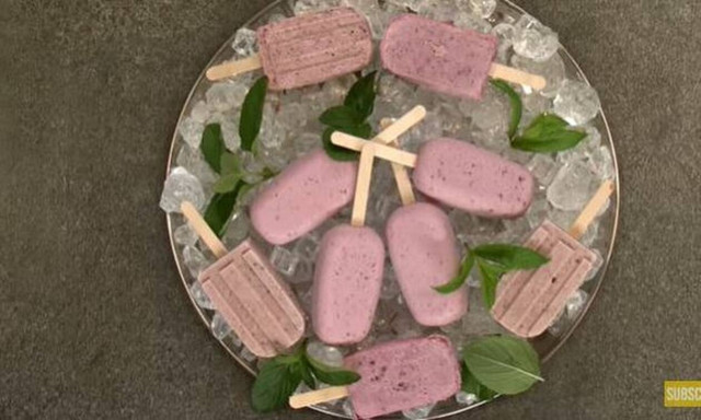 Άκης Πετρετζίκης: Φανταστικά popsicles με γιαούρτι και κεράσια
