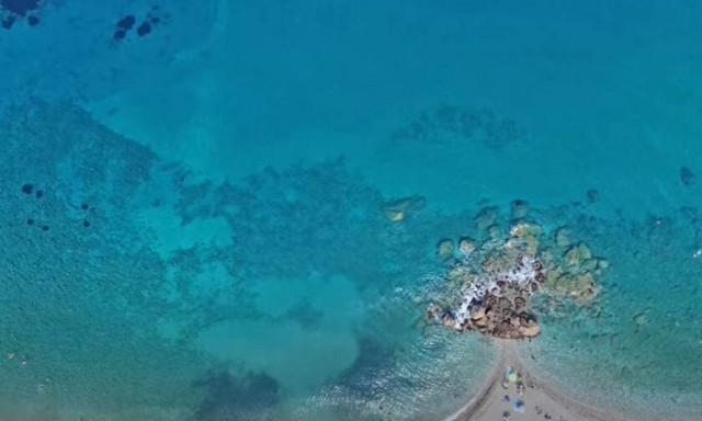 Σάμος: Δείτε μια πανέμορφη παραλία με κατάφυτο φαράγγι και καταρράκτες