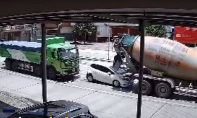 Τρομακτικό τροχαίο: Μικρό ΙΧ έλιωσε ανάμεσα σε δύο φορτηγά (pics)