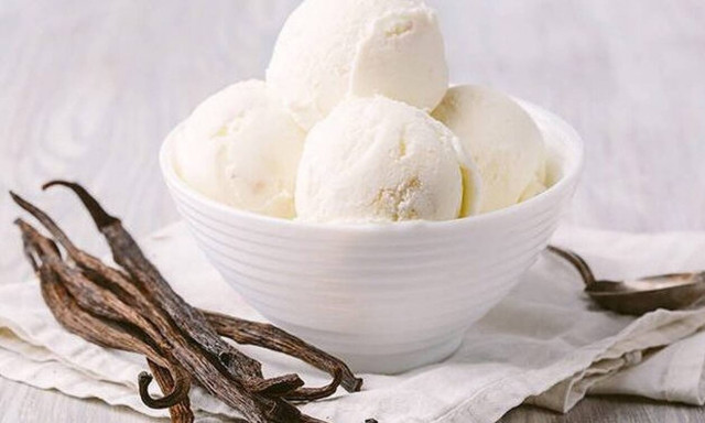 Σπιτικό παγωτό βανίλια με δύο μόνο υλικά