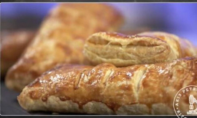 Άκης Πετρετζίκης: Νόστιμα και πανεύκολα κοτοπιτάκια με μπεσαμέλ