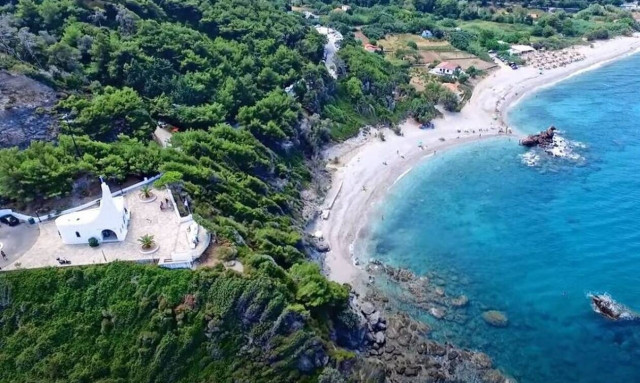 Η πανέμορφη παραλία με το κατάφυτο φαράγγι και τους καταρράκτες