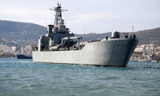 Απίστευτο και όμως αληθινό! Αρματαγωγό «έδεσε» μπροστά από beach bar