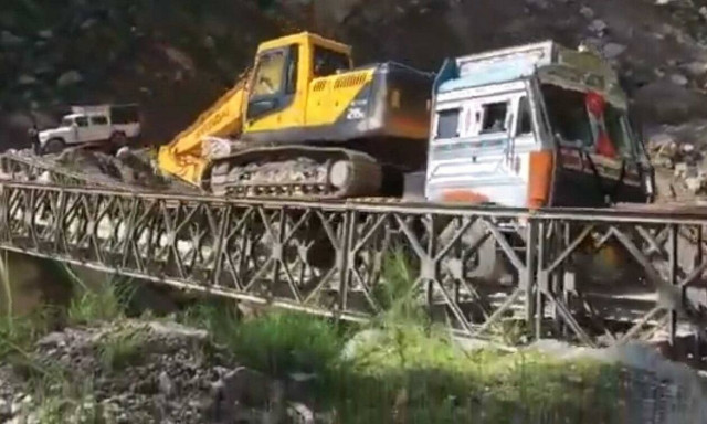 Όταν το βάρος είναι υπερβολικό: Φορτηγό που μεταφέρει εκσκαφέα διαλύει γέφυρα