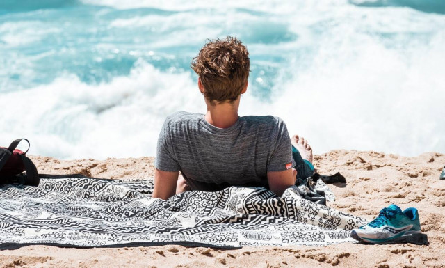 Κορονοϊός & ηλιοθεραπεία: Τι πρέπει να προσέχεις