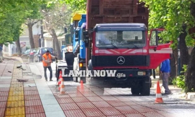 Λαμία: Αναζητείται η γυναίκα που κλέβει τις... πλάκες του πεζοδρομίου!