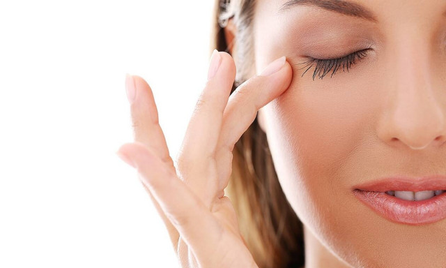 Έχετε μαύρους κύκλους; Αντιμετωπίστε τους με φυσικό τρόπο (video)