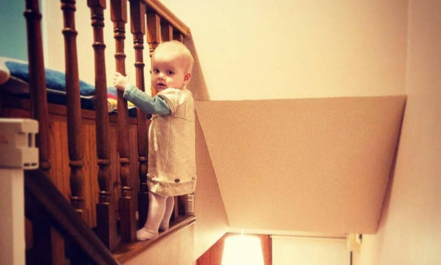 Μπαμπάς φωτογραφίζει την 18 μηνών κόρη του σε... επικίνδυνες πόζες (pic)