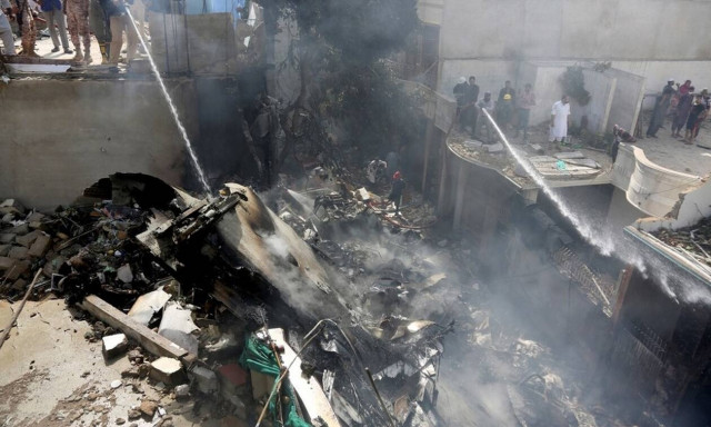 Νεκροί 97 άνθρωποι επειδή πιλότος και συγκυβερνήτης μιλούσαν για τον κορονοϊό