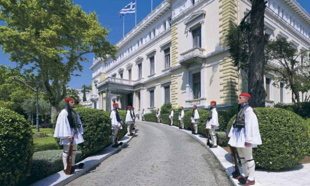 Χωρίς συζύγους η δεξίωση της 24ης Ιουλίου στο Προεδρικό Μέγαρο 
