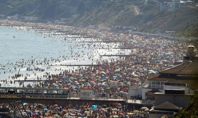 Κορονοϊός Βρετανία: Αρνούνται να κρατήσουν αποστάσεις - Χαμός στις παραλίες