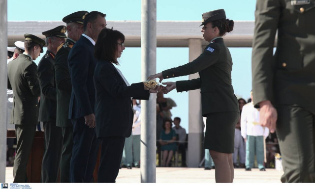 Η έκπληξη στην Κατερίνα Σακελλαροπούλου στην ορκωμοσία της Σχολής Ευελπίδων