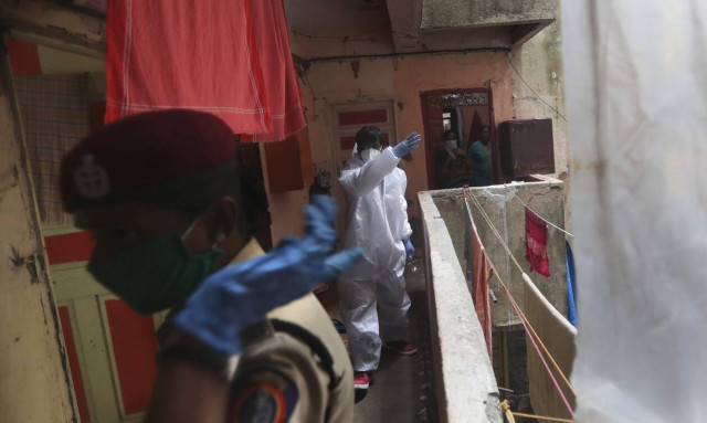 Κορονοϊός Ινδία: Κλίνες από χαρτόνι για τους ασθενείς