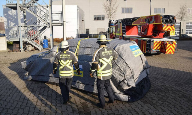 Αυτή η κουκούλα προστατεύει τα ηλεκτρικά αυτοκίνητα από πυρκαγιές