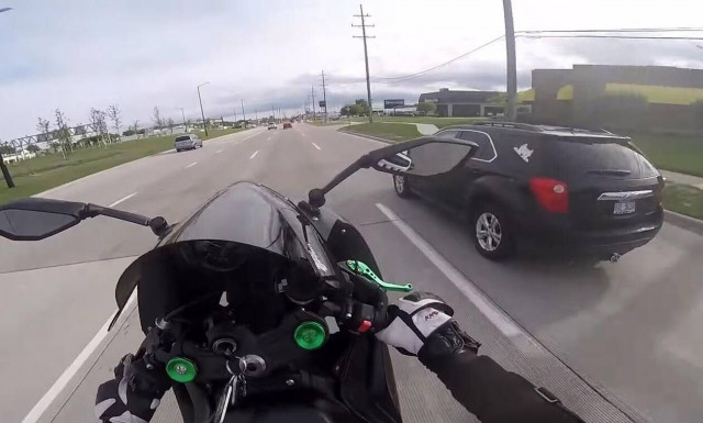 Δείτε μια φοβερή καταδίωξη με μία Kawasaki Ninja ZX-6R