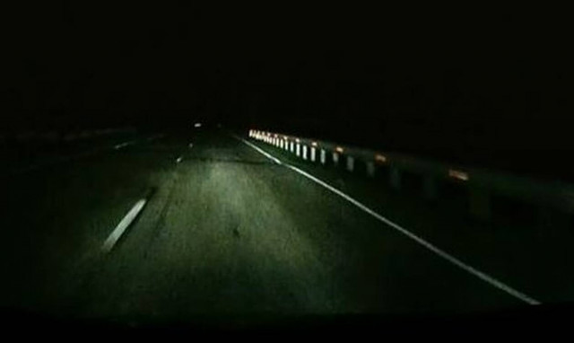 Τρόμος για οδηγό! Έπαθε σοκ με αυτό που του επιτέθηκε σε σκοτεινό δρόμο 