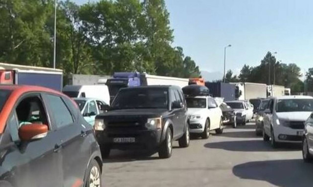 Ουρές χιλιομέτρων στο τελωνείο του Προμαχώνα (vid)