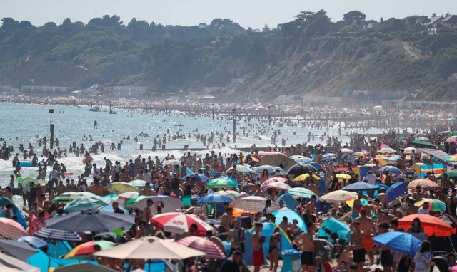 «Θα κλείσουμε τις παραλίες αν συνεχιστεί το χάος»: Συναγερμός στη Βρετανία