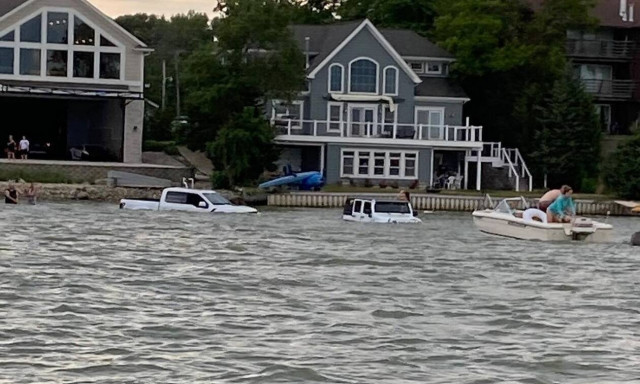 Είδαν το σκάφος να βουλιάζει - Πήγαν να το σώσουν και έχασαν... χιλιάδες ευρώ