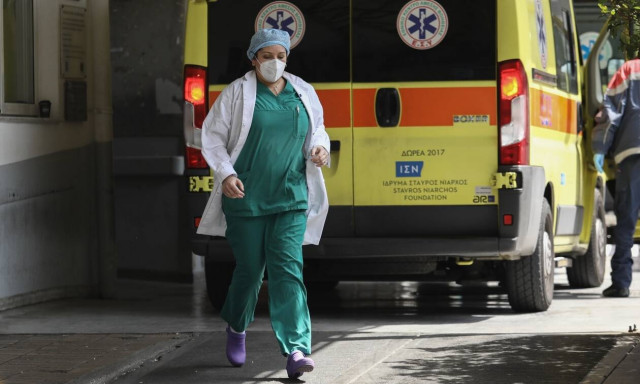 Σοκ στο Μεσολόγγι: 15χρονος έπεσε από τον τρίτο όροφο - Νοσηλεύεται σε ΜΕΘ