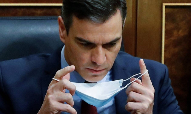 Ισπανία: Φορώντας μάσκα ο Σάντσεθ συμμετέχει σε προεκλογική εκστρατεία 