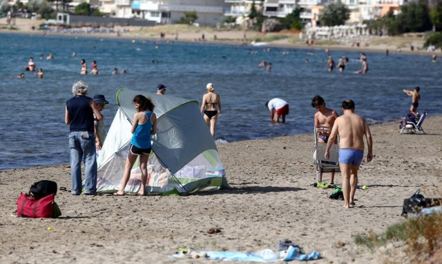 Καιρός: Κυριακή για ... μπάνιο! Ζέστη, λιακάδα και ενισχυμένα μελτέμια