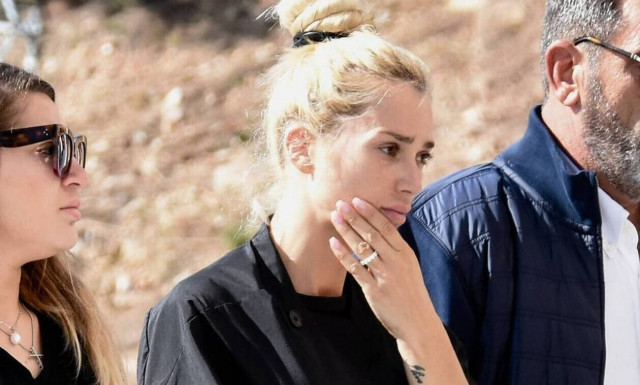 Συγκλονίζει η Βικτώρια Καρύδα! Η τούρτα στο μνήμα του συζύγου της 