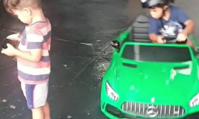 Αυτά που κάνει ο μπόμπιρας με το τιμόνι, απλά ΔΕΝ υπάρχουν! (vid)