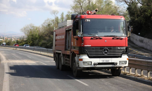 Πυροσβεστικό όχημα ανετράπη στη φωτιά στην Αχαΐα- Τραυματίστηκαν 2 άτομα