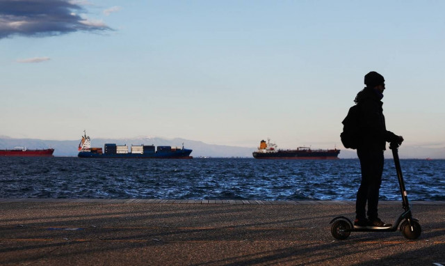 Συναγερμός στη Θεσσαλονίκη: Άνδρας έπεσε στο Θερμαϊκό