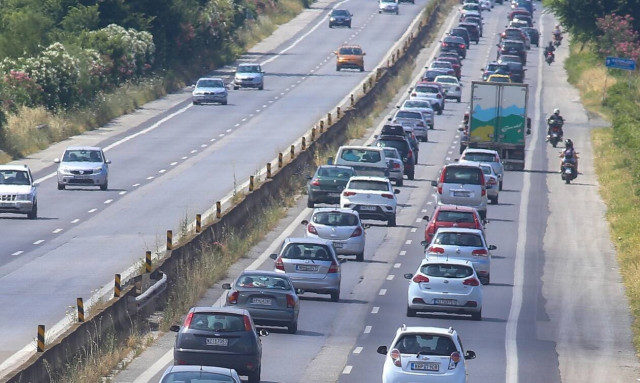 Θεσσαλονίκη: Όπου φύγει-φύγει - Μποτιλιάρισμα για μια θέση στην παραλία