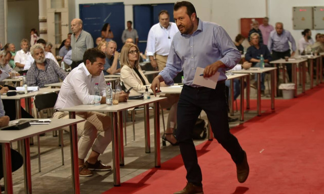 Η αντιπαράθεση στα ύψη: Κόντρα ΝΔ-Τσίπρα, συνομιλίες και εσωκομματικά «καρφιά»