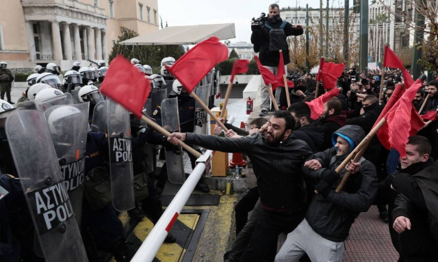 «Μάχη» στη Βουλή για το νομοσχέδιο για τις πορείες - Τι αλλάζει στις συγκεντρώσεις 