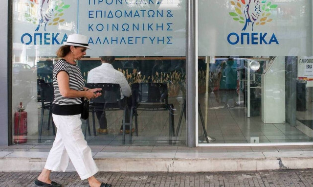 ΟΠΕΚΑ - Επιδόματα: Την Τρίτη (30/06) μπαίνουν στους λογαριασμούς τα χρήματα