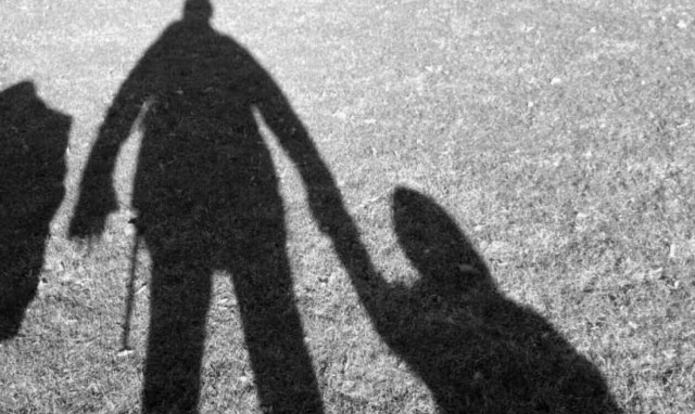 Η σοκαριστική στιγμή που άνδρας αρπάζει παιδί από παιδική χαρά