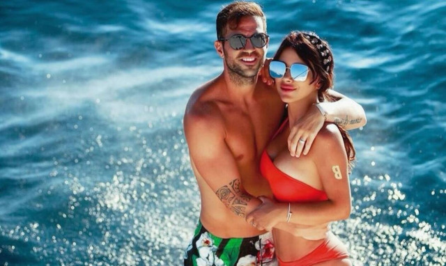 Θα σας κάνει να... ιδρώσετε! Η κυρία Φάμπρεγας πόζαρε με «καυτό» μαγιό! (pic)