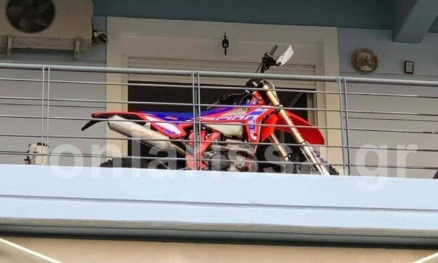 Απίστευτος Λαρισαίος: Δείτε πού πάρκαρε για να μην του κλέψουν την μηχανή