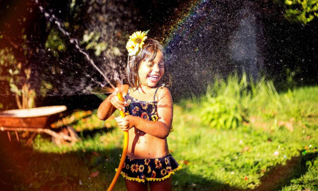 Παιχνίδια με νερό για παιδιά που μένουν σπίτι